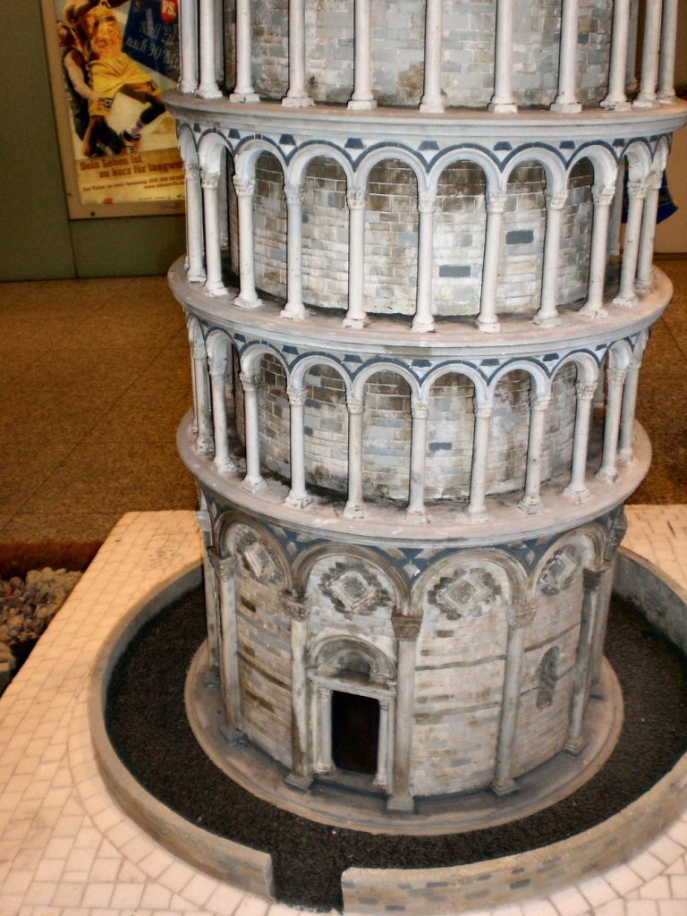 Ausstellung im Ostbahnhof: Turm Pisa